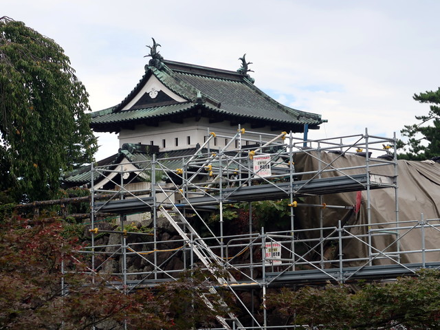 修復工事中の弘前城