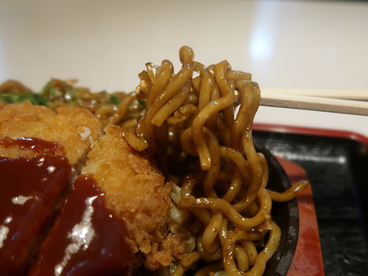 麺は縮れた太い蒸し麺
