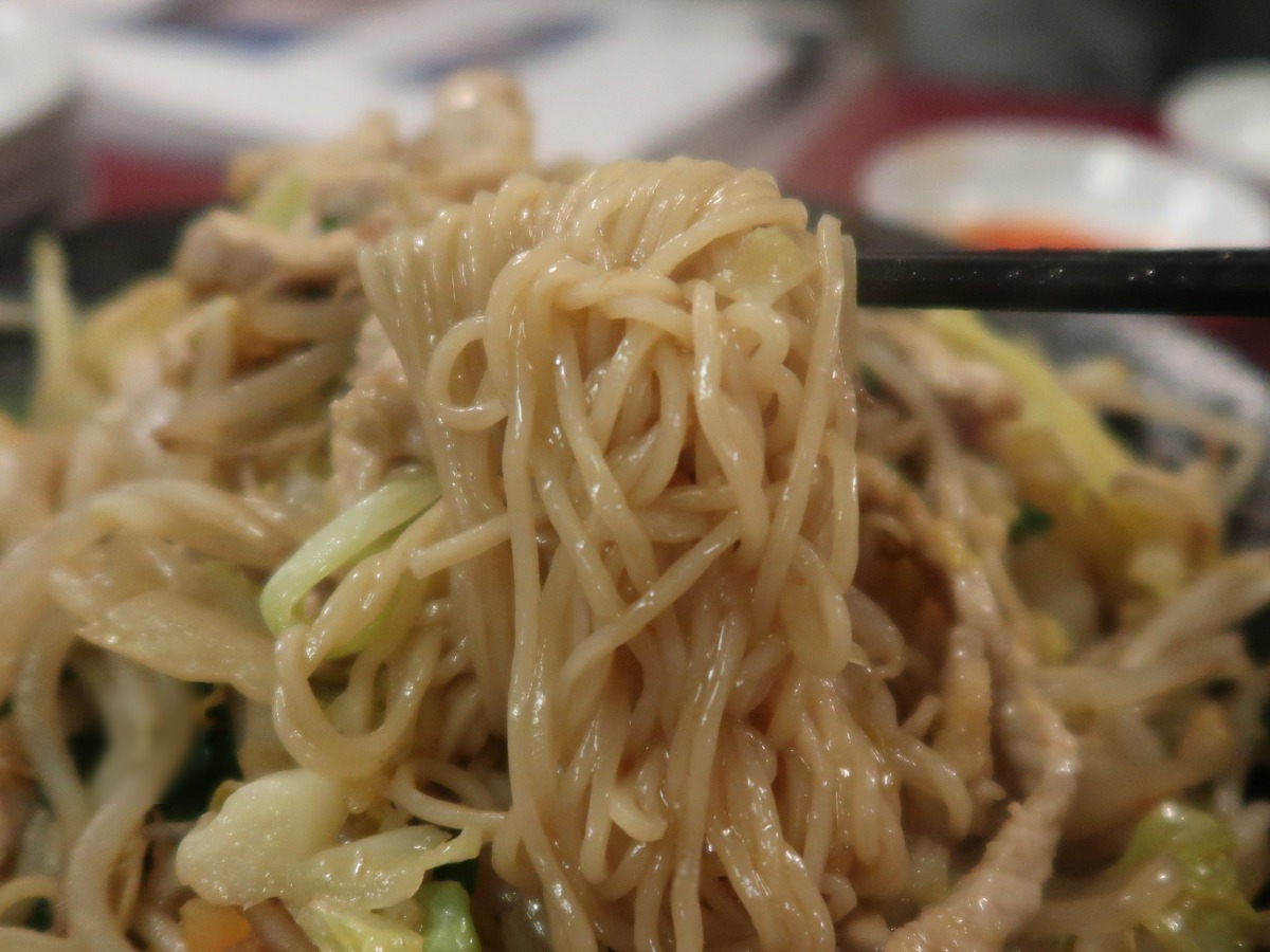 細麺にピリ辛スープが滲みている