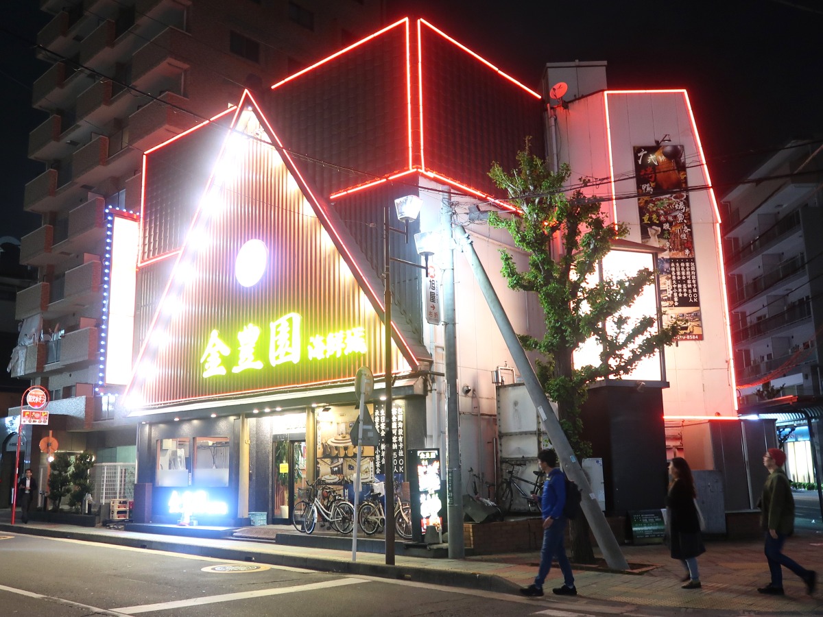 光り輝く巨大な城