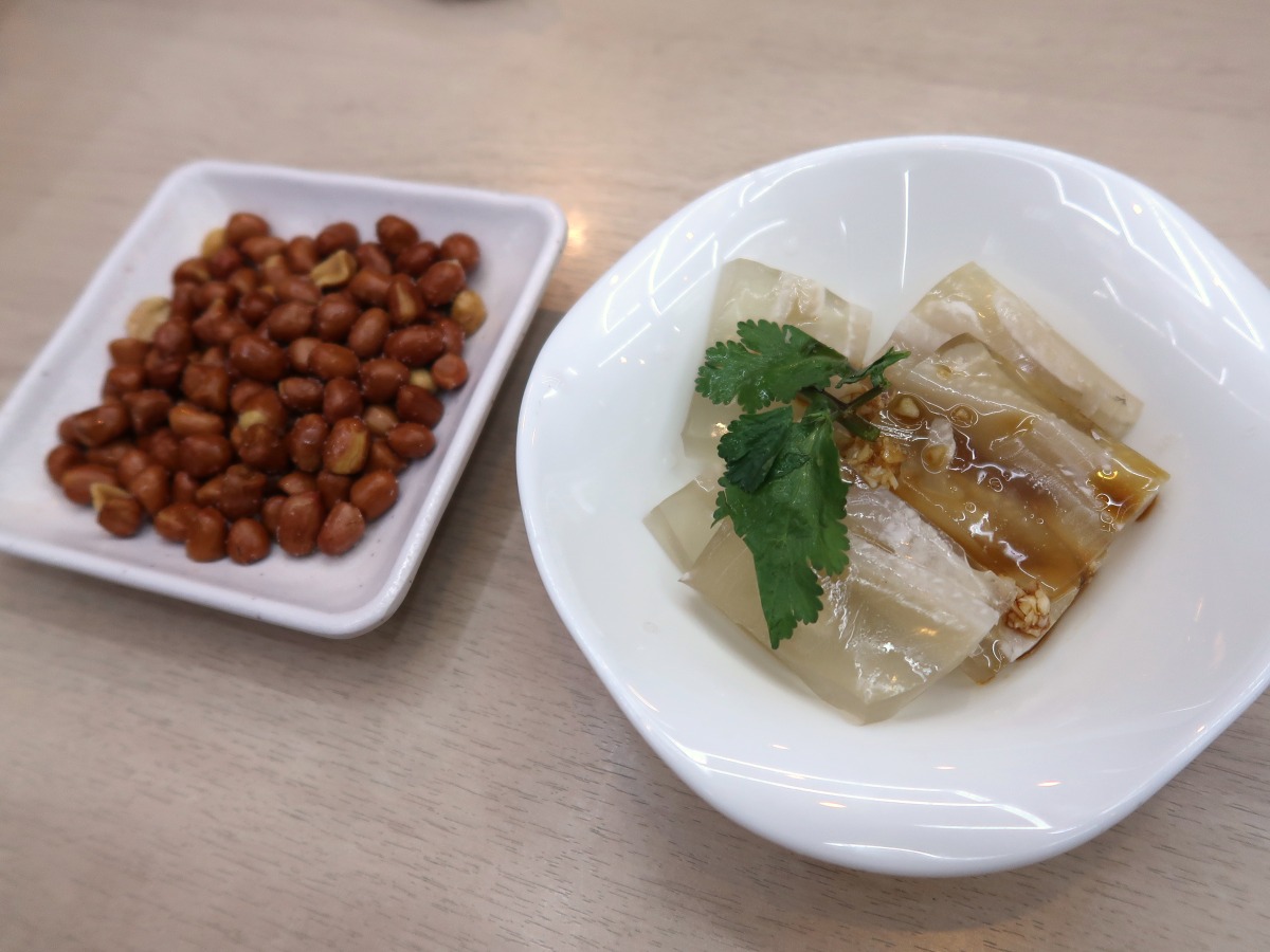 お通しは豚皮の煮凍りと揚げ落花生