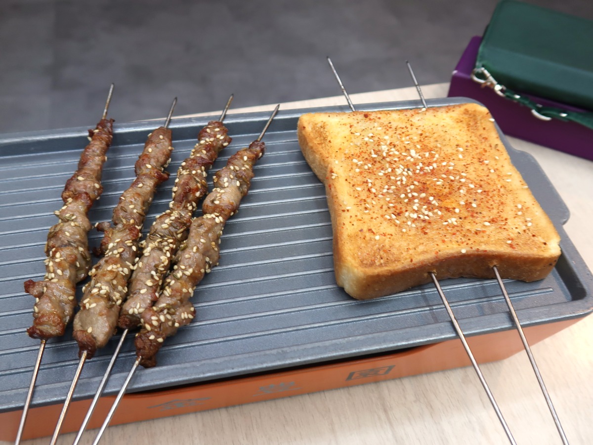 トーストと羊の串焼きを注文
