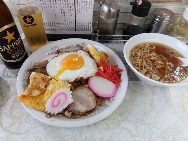 焼きそばに半ラーメンがついてくる