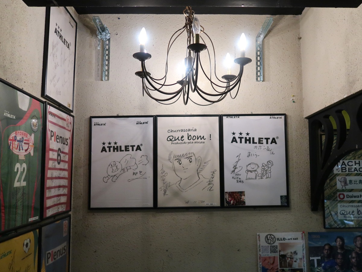 お店は地下にある