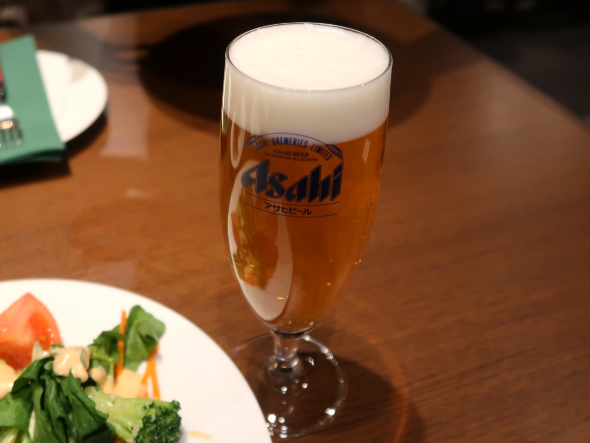 ビールはアサヒのスーパードライ