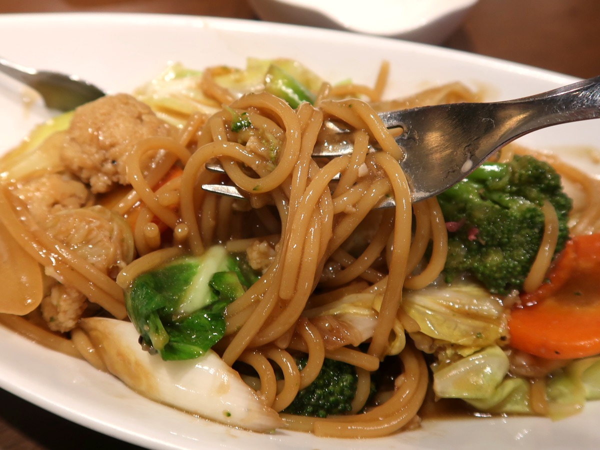 使われている麺は太めのスパゲッティ