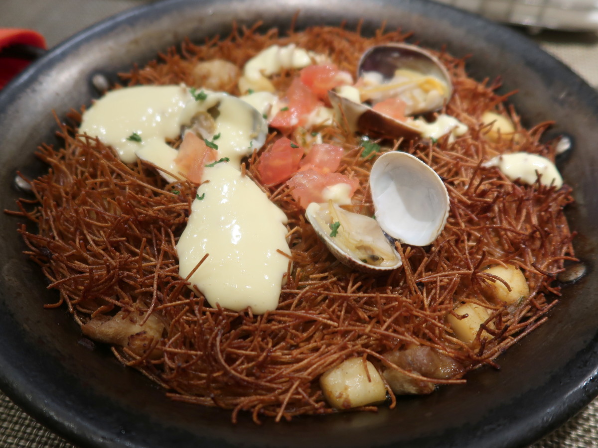 フィデオと呼ばれるパスタを使用