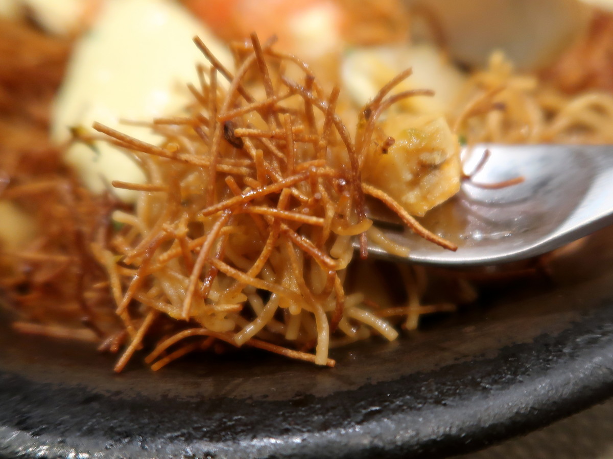 パスタのカリカリした食感が楽しい