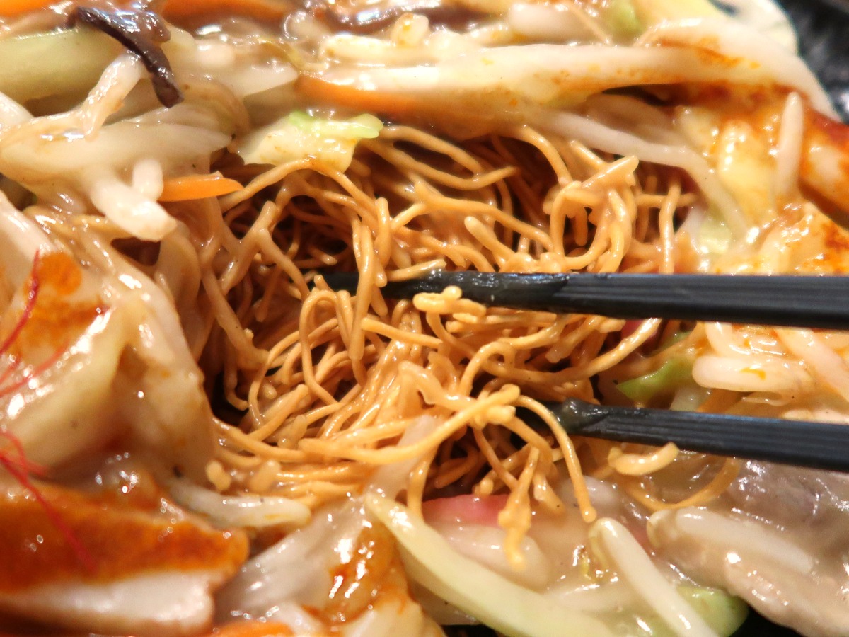 パリパリ麺にピリ辛あんが絡む