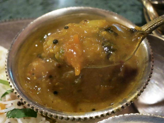 スープ状の野菜カレー、サンバル
