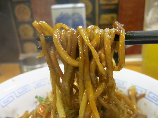拉麺＝手延べ麺、モチモチで美味