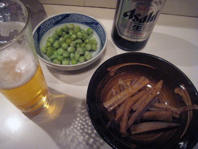 瓶ビール(450円)と蓮根キンピラ(250円)、お通し豆