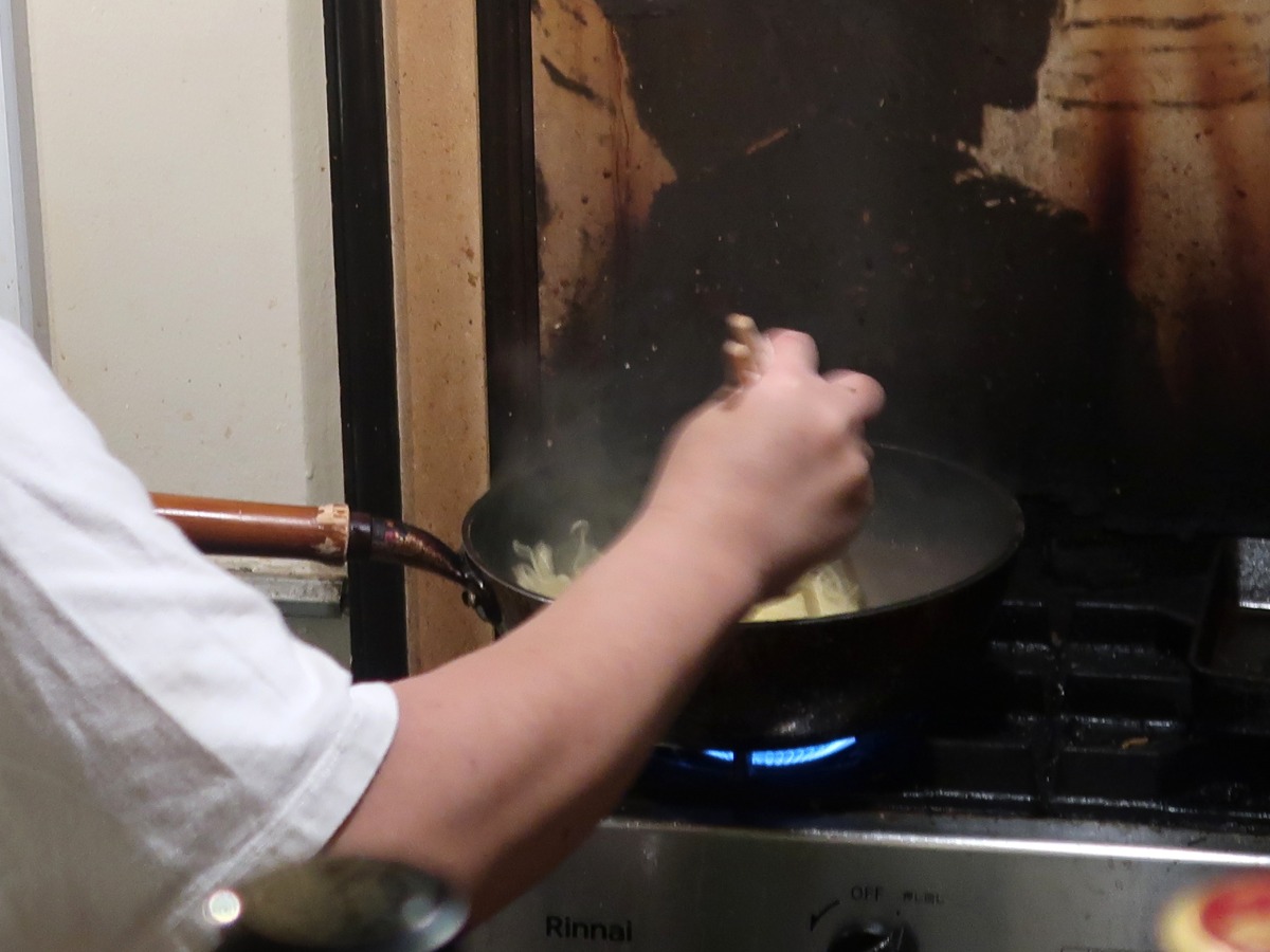 焼きそばは中華鍋で調理