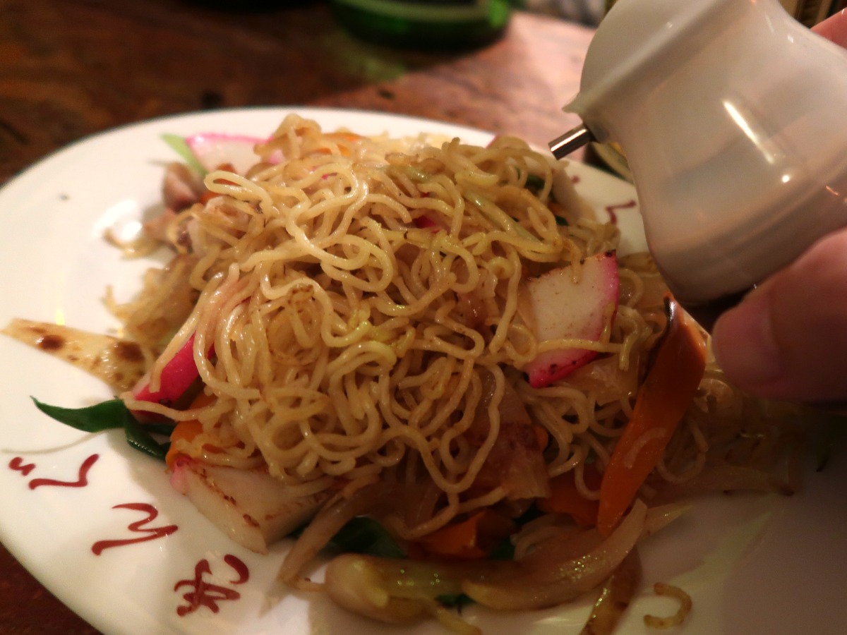 「きんぐ」の焼きそばはソースあとがけスタイル