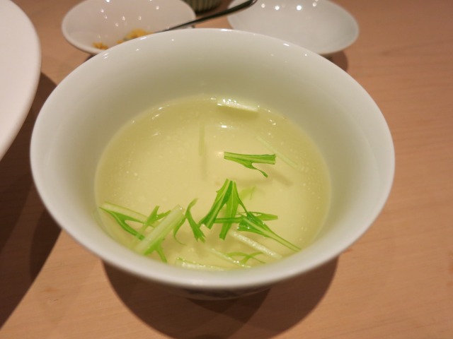 透明で淡白な味わいのスープ