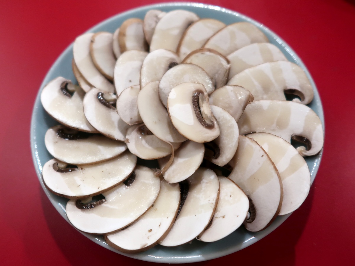 生マッシュルームのサラダ 620円