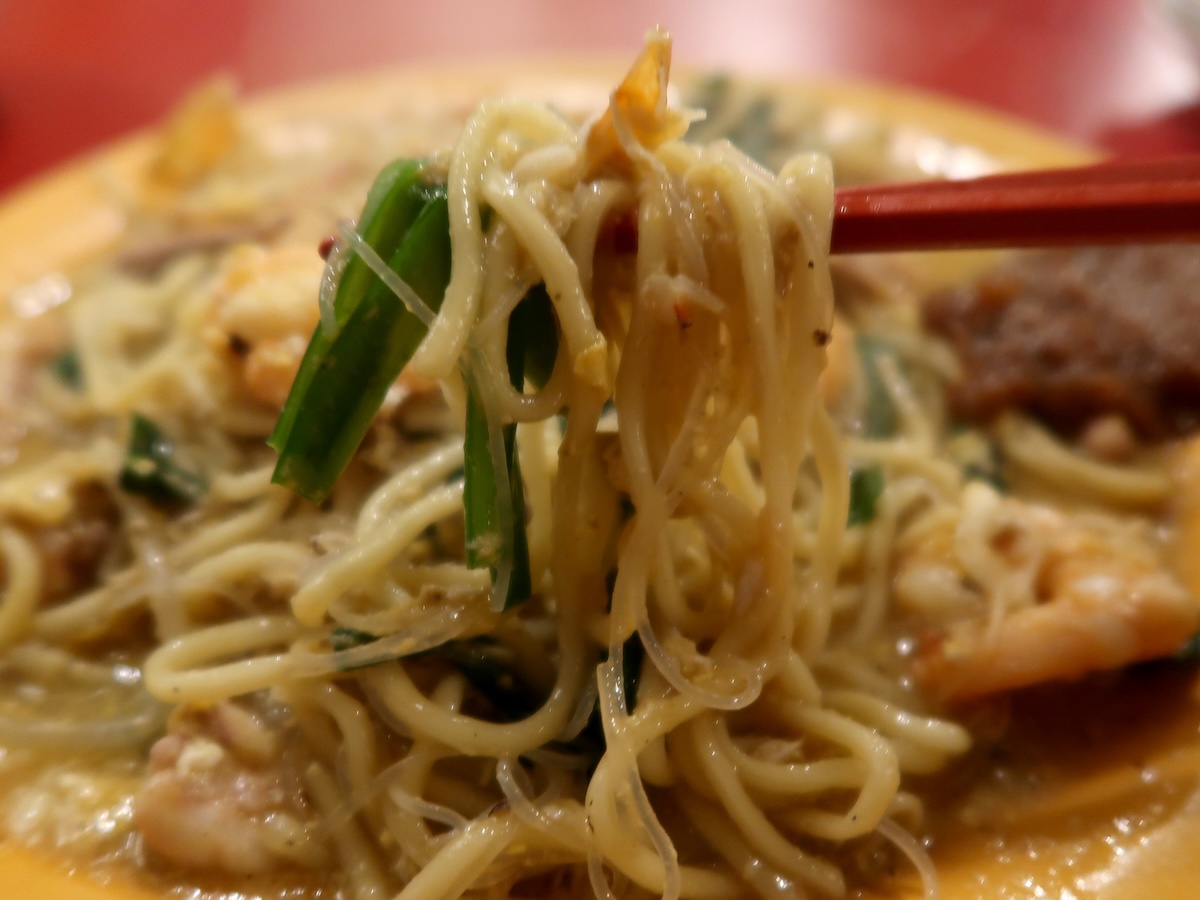 麺は中太の中華麺と細い春雨の２種