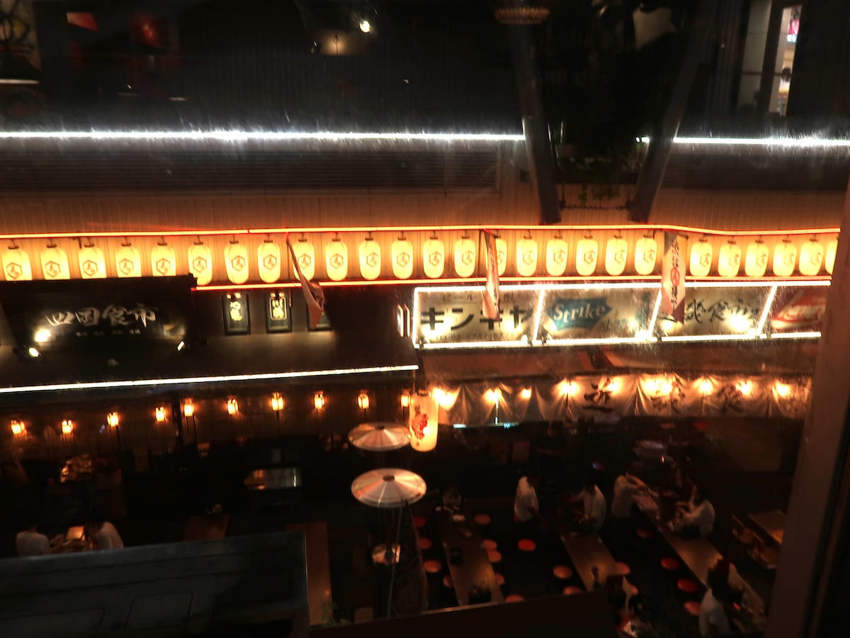 窓の外には渋谷横丁