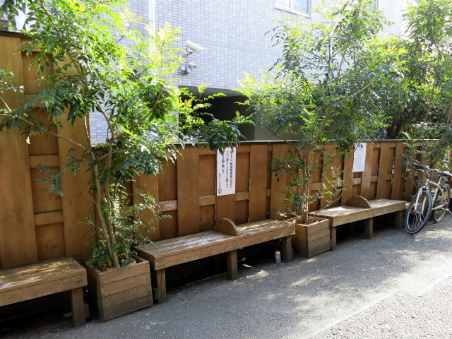 中野昭和新道商店街のベンチを使わせていただきましょう