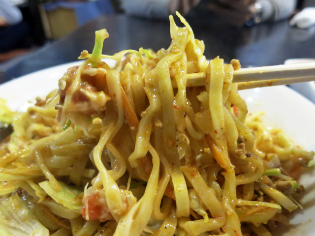 沖縄そばの麺とタコス風味の味付けがマッチしてます