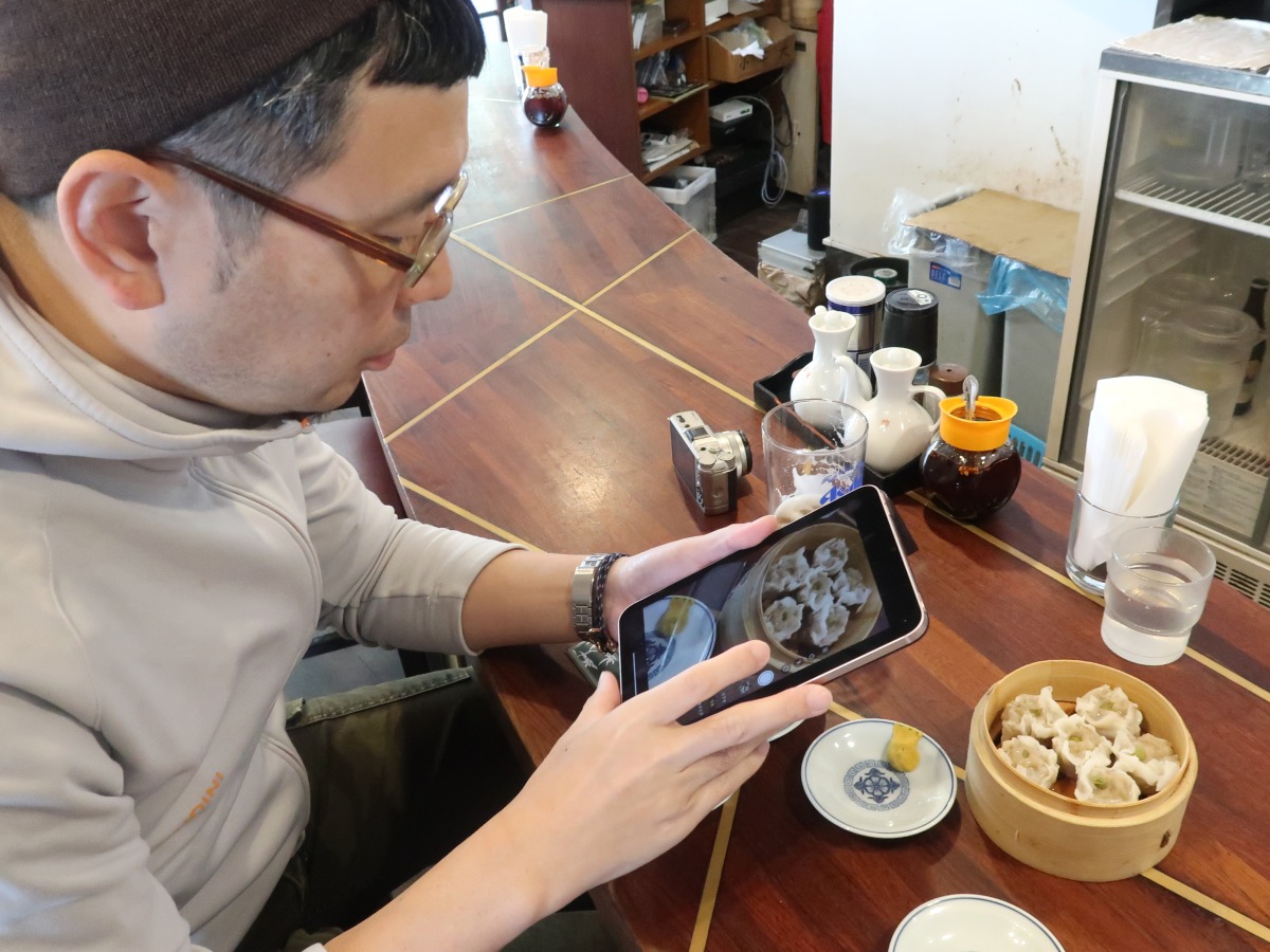 熱心に撮影するシュウマイ潤さん