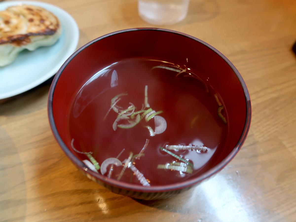 透明なわかめスープが嬉しい