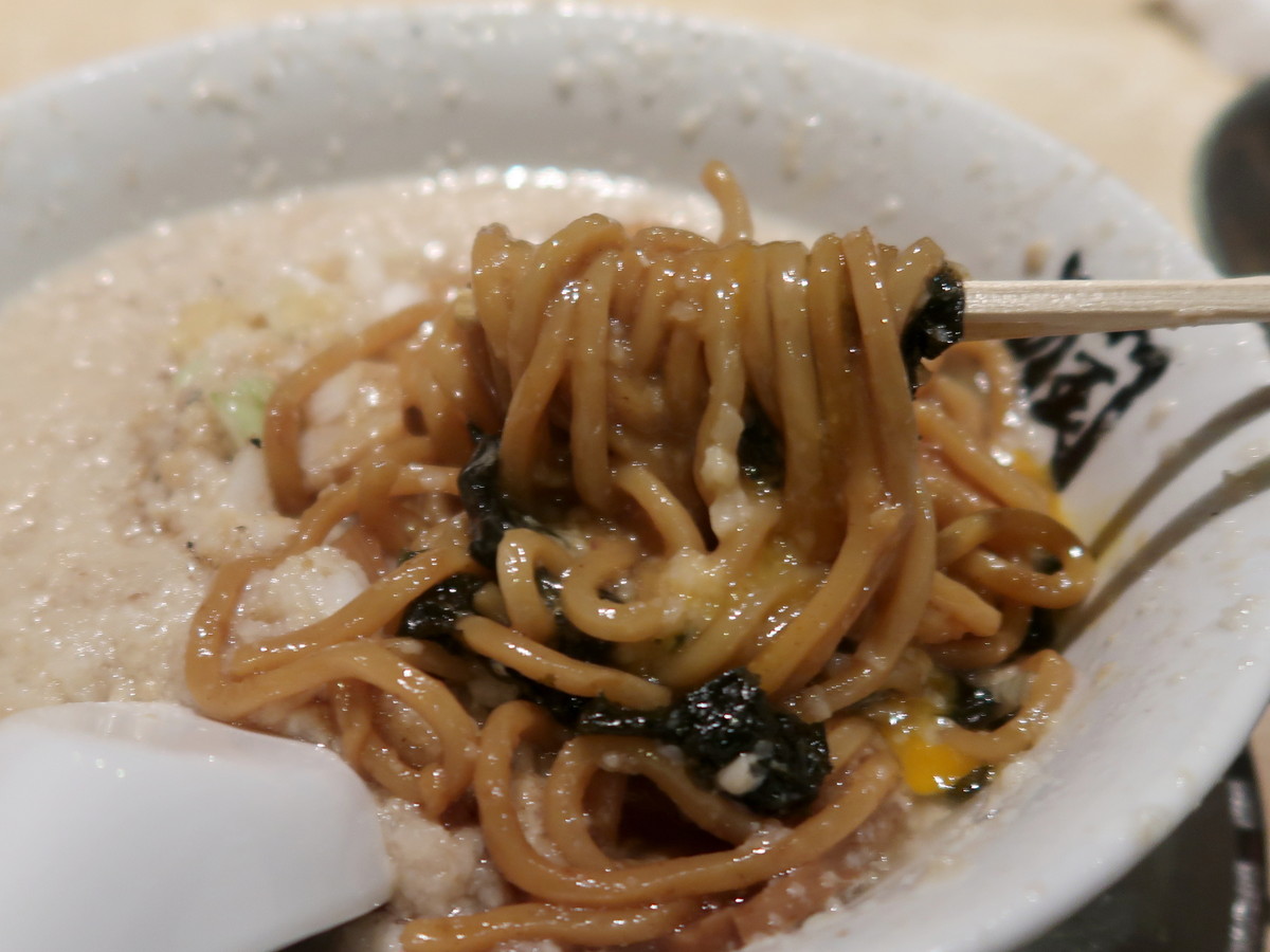 背脂の下に焼きそばが埋もれている