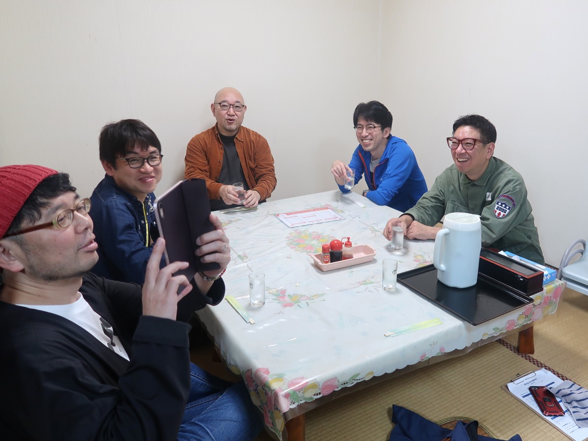 奥の小上がりに全員着席