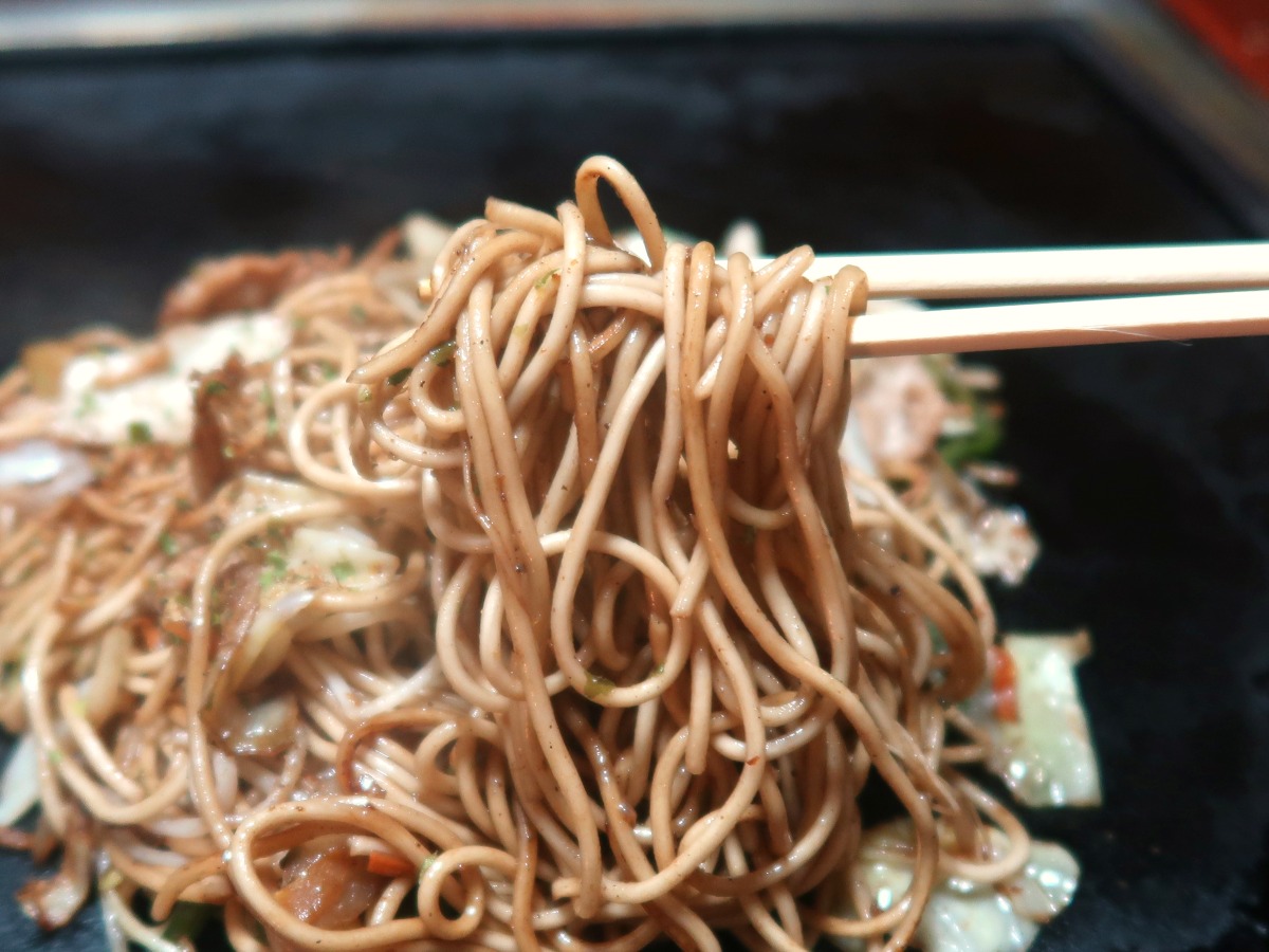 蒸し麺と豚肉、ソースがめっちゃウメーン