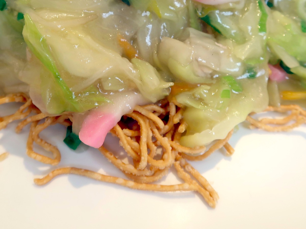 やや太めの揚げ麺に具だくさんのあんがたっぷり