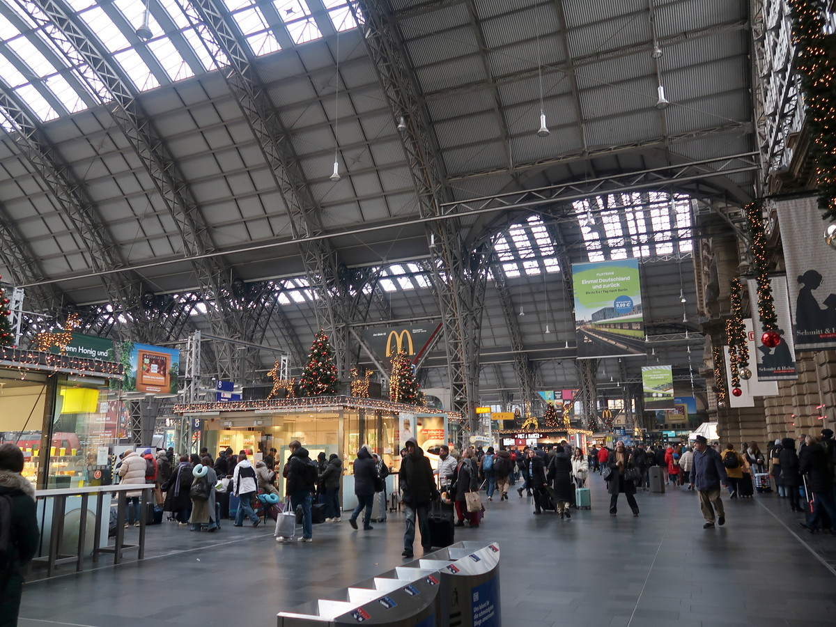 フランクフルト中央駅 人が常に行き交う