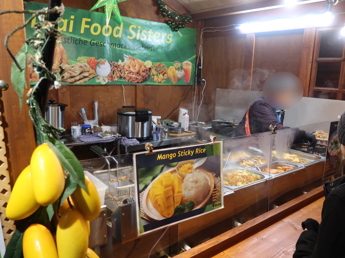 クリスマスマーケットのタイ料理インビス