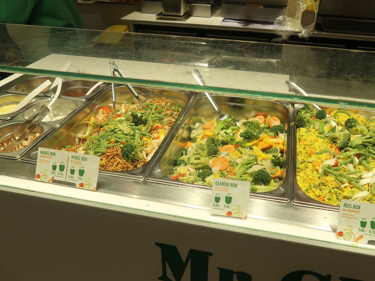 ベジタリアン系インビスのカウンターにも焼きそば