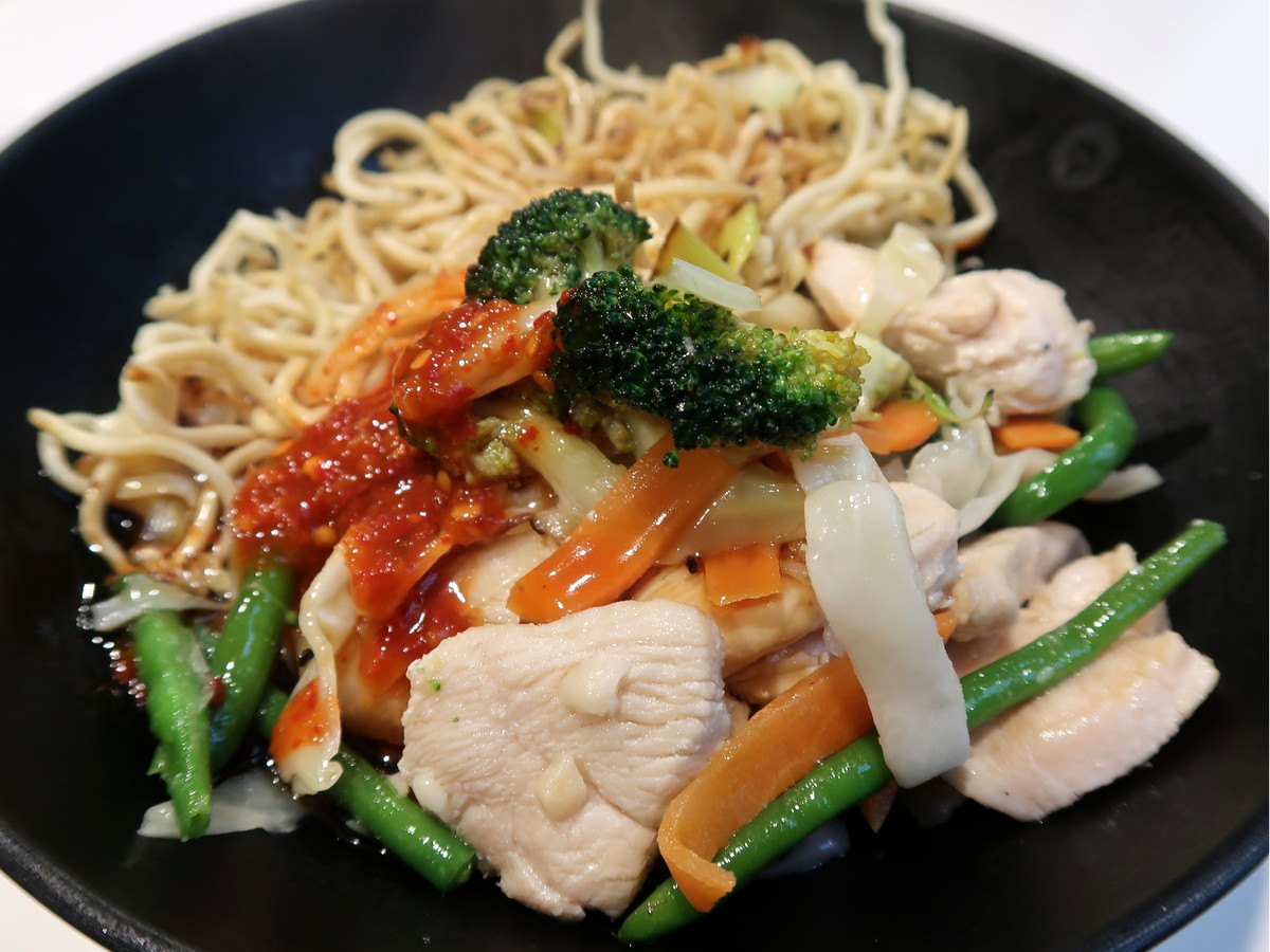 野菜モリモリ、チリソースはかなり辛い