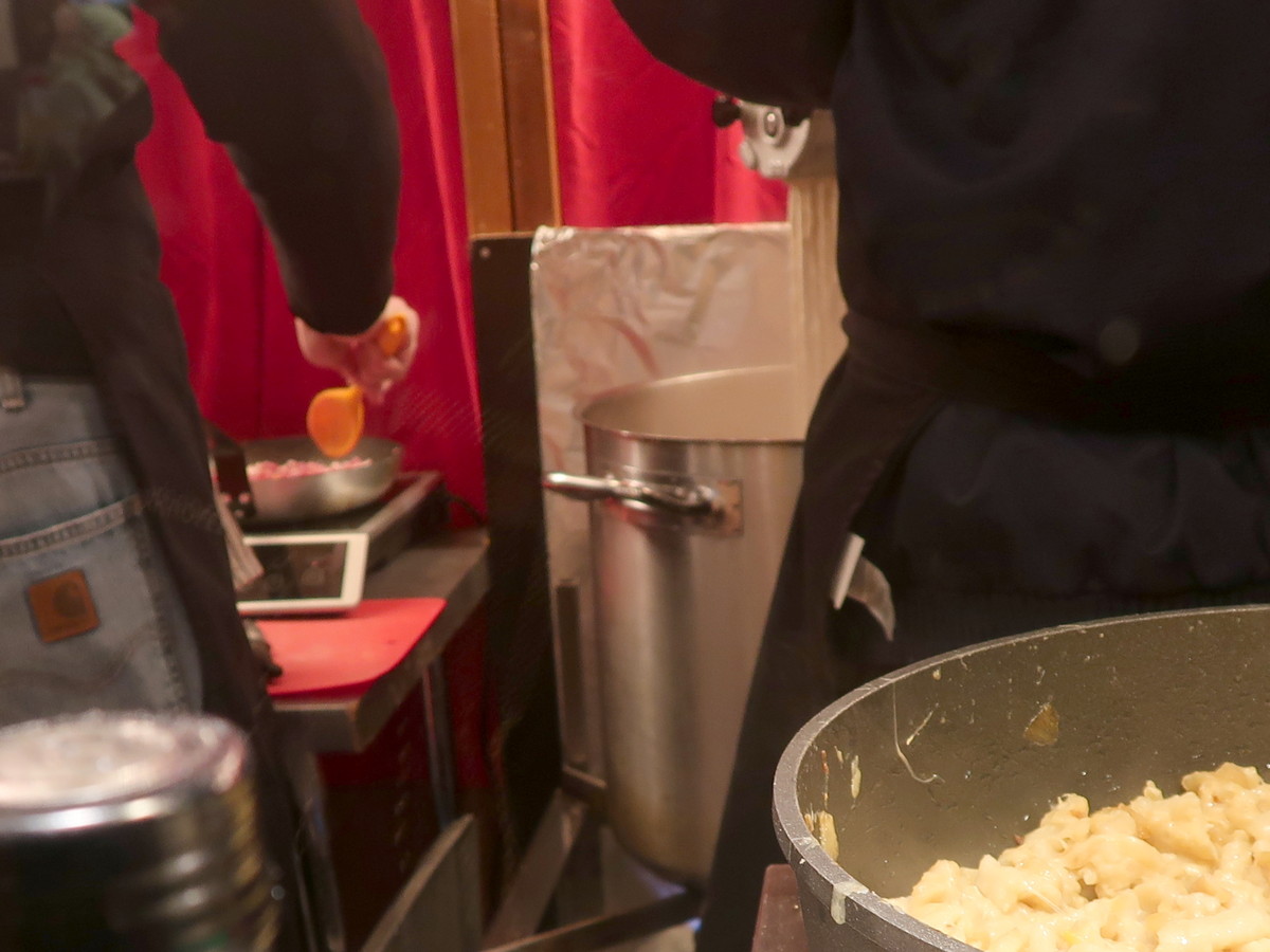 その場でシュペッツレを作り始める