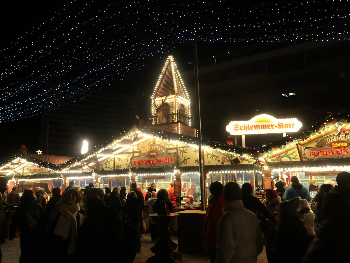 飲食店の屋台が並ぶ