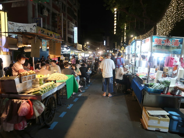 人々で賑わう艋舺夜市