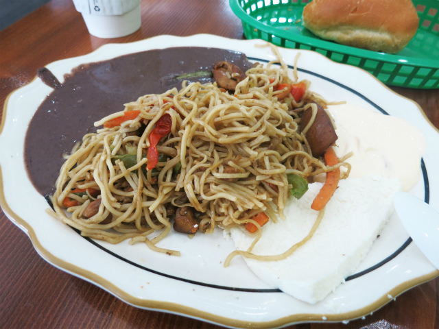 Chow Mein con Frijoles y Queso $9.00