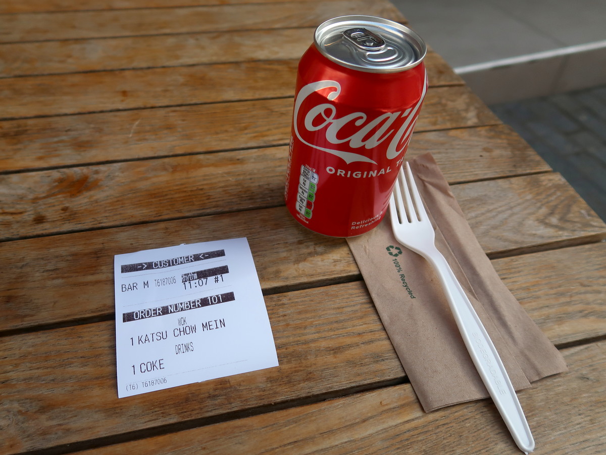 コーラとフォークを持って待つ