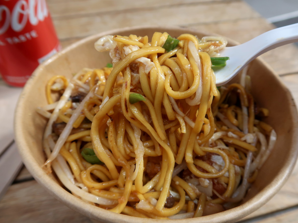 中太の中華麺と醤油ベースの味付け