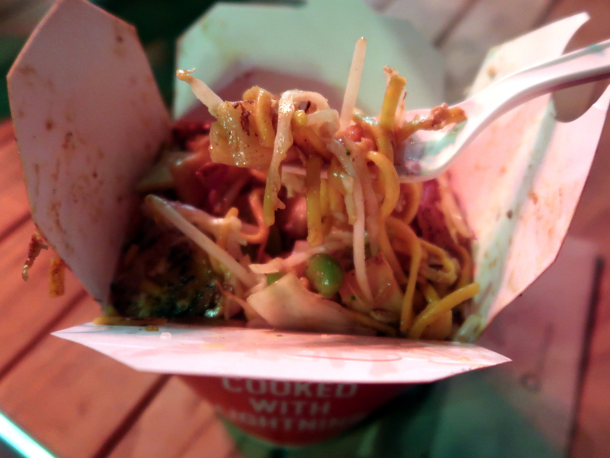 右の店舗は容器が異なる