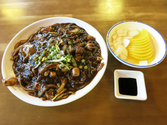 海鮮大皿ジャージャー麺(해물쟁반짜장) ₩7,000